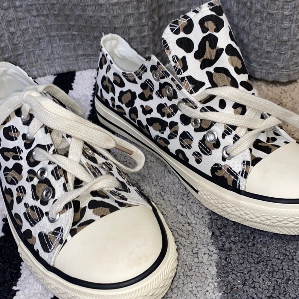 Cheetah converse style shoe! 🐆 👟